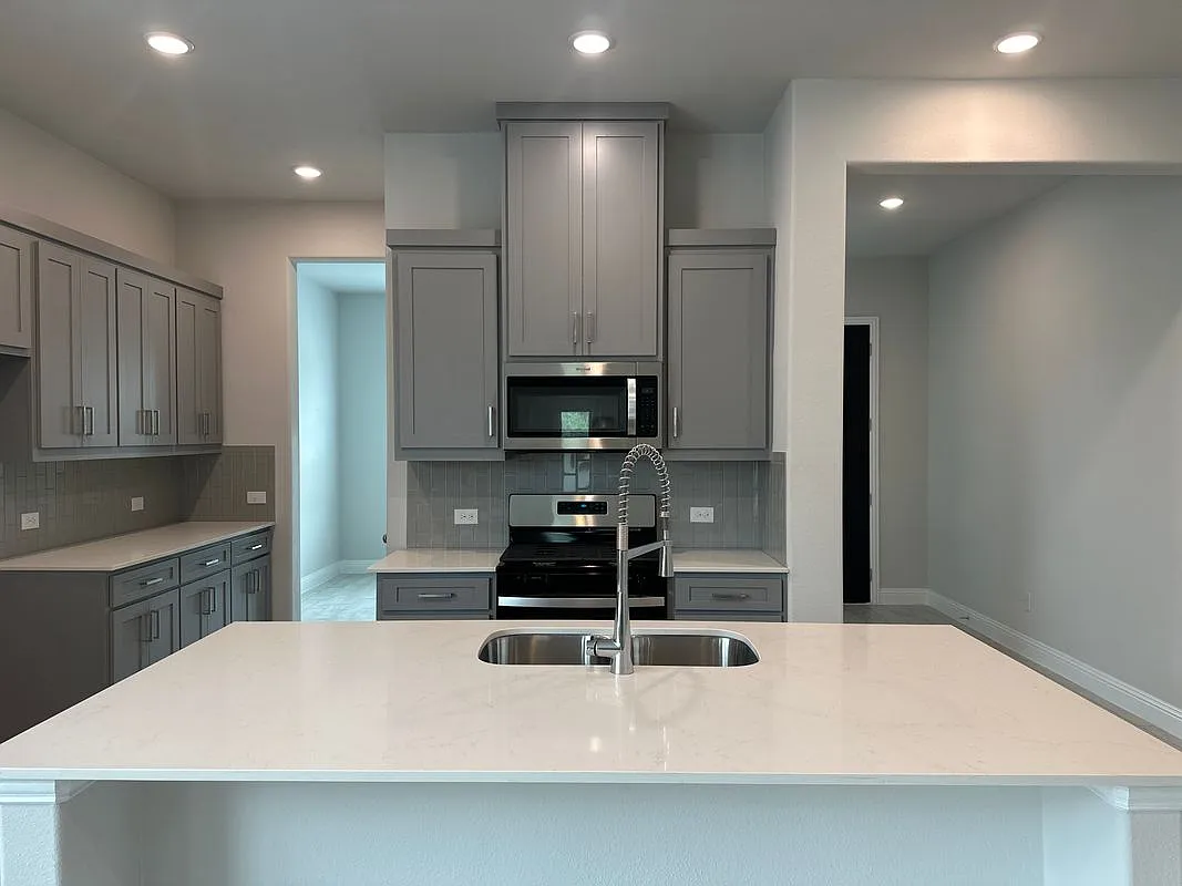 4 bed, 2.0 bath, 2168 sqft, $2,450 — Photo 2