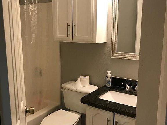 4th image of 418 Medina St