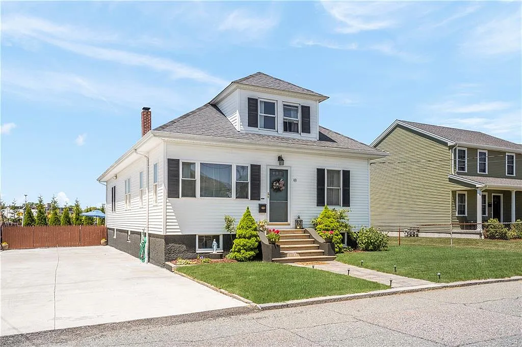 3 bed, 1.0 bath, 1300 sqft, $2,800 — Photo 2