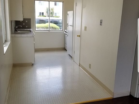 4th image of 1369 Reeve St #4