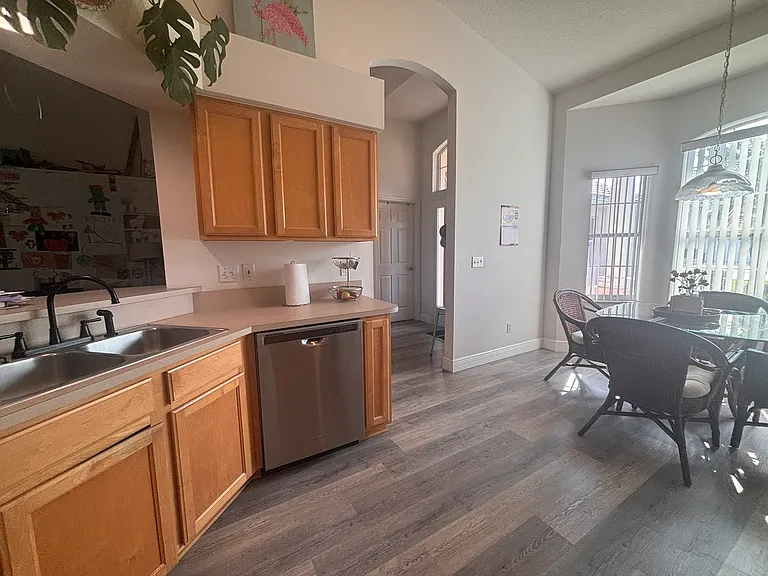 399 Renaissance Ave — Photo 10