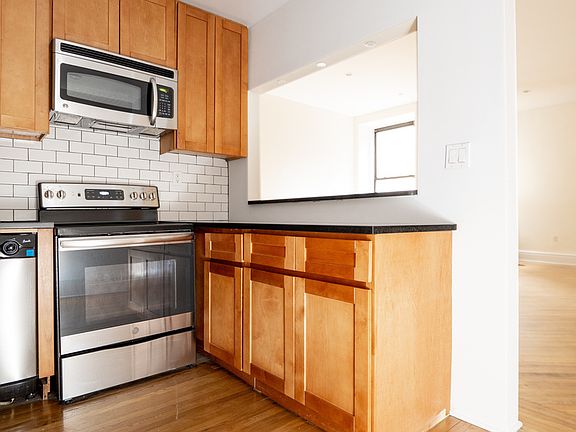 4th image of 152 W 72nd St #3D