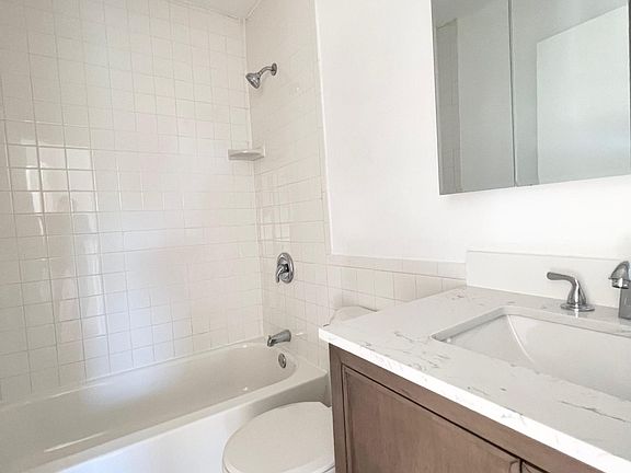2nd image of 1828 Bell Blvd #3