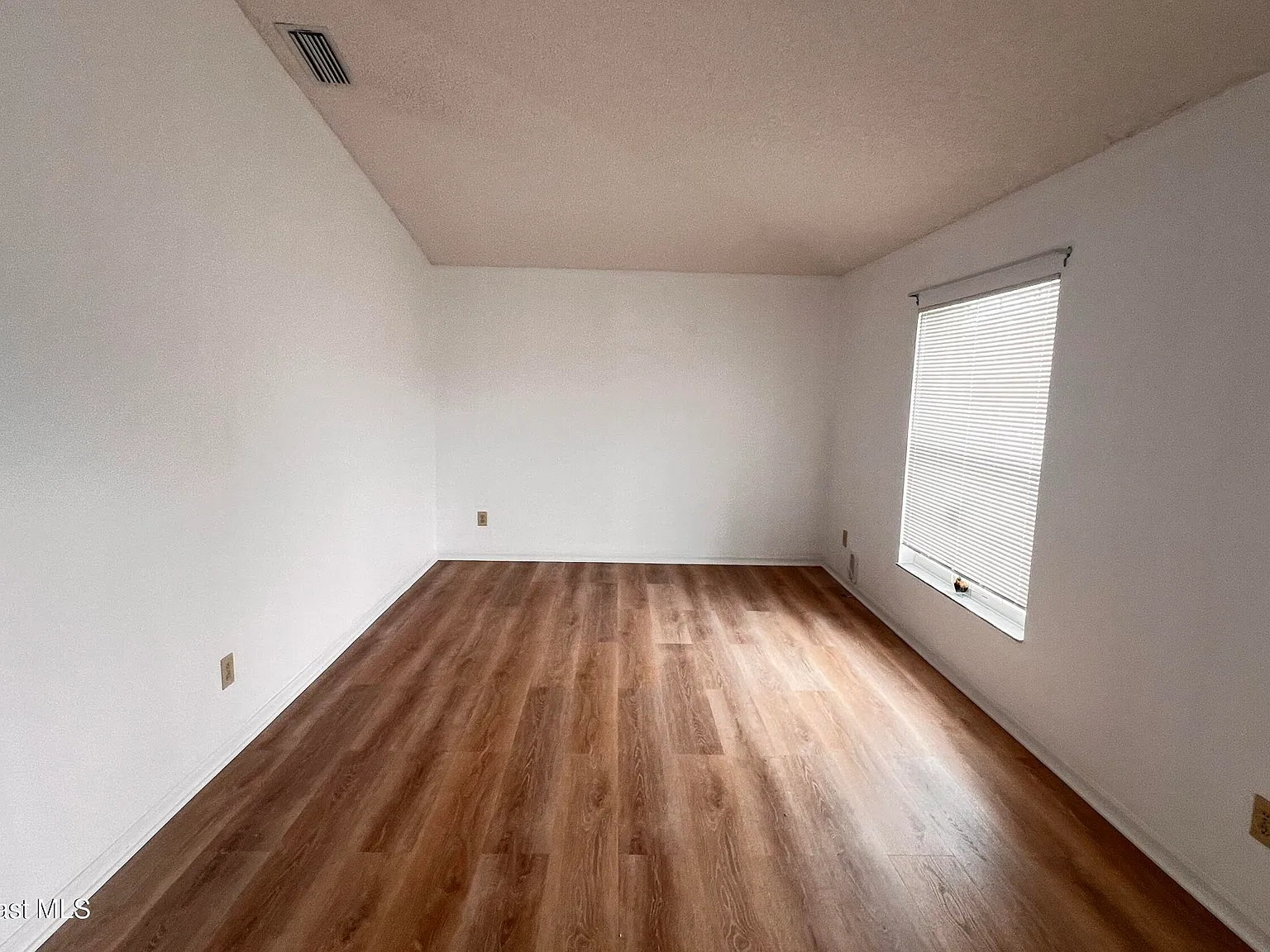 3 bed, 2.0 bath, 2020 sqft, $1,895 — Photo 3