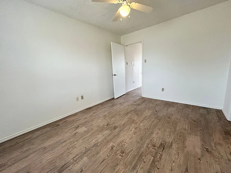 4604 Erskine St — Photo 5