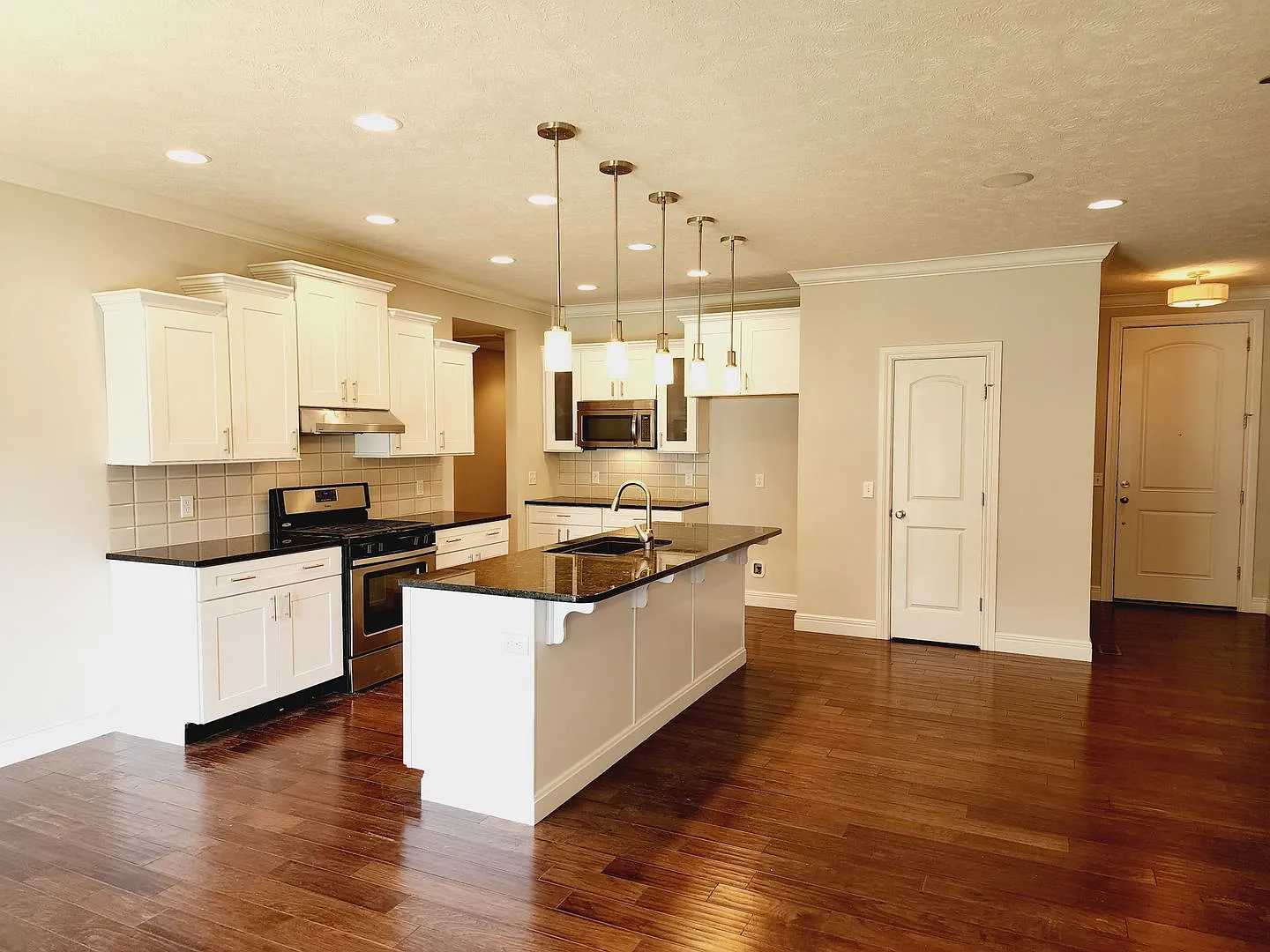 Wild Horse Luxury, 4 Bed Room, 3 Car Garage, — Photo 4