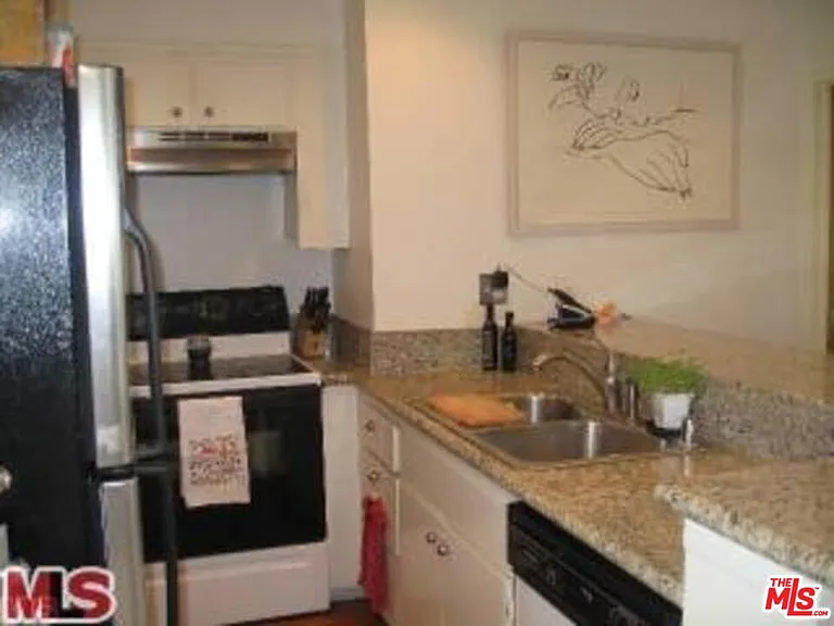 1885 Veteran Ave #305 — Photo 13
