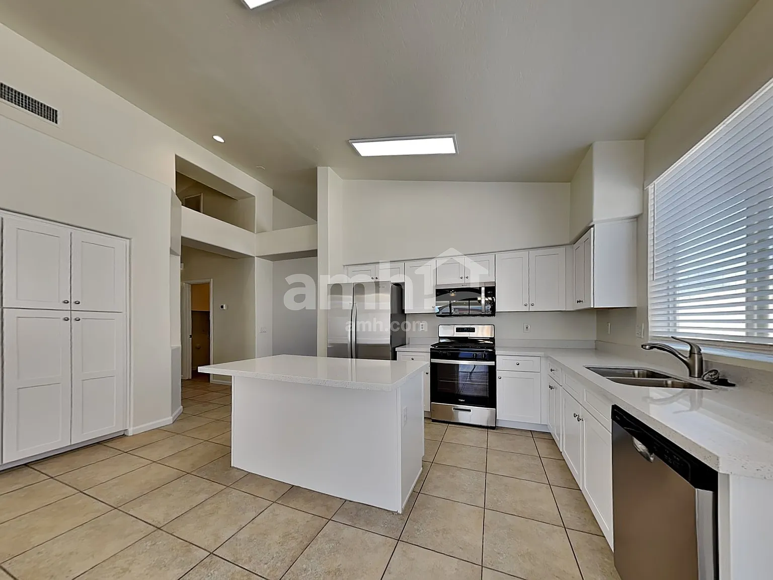 3 bed, 2.0 bath, 2058 sqft, $2,440 — Photo 3