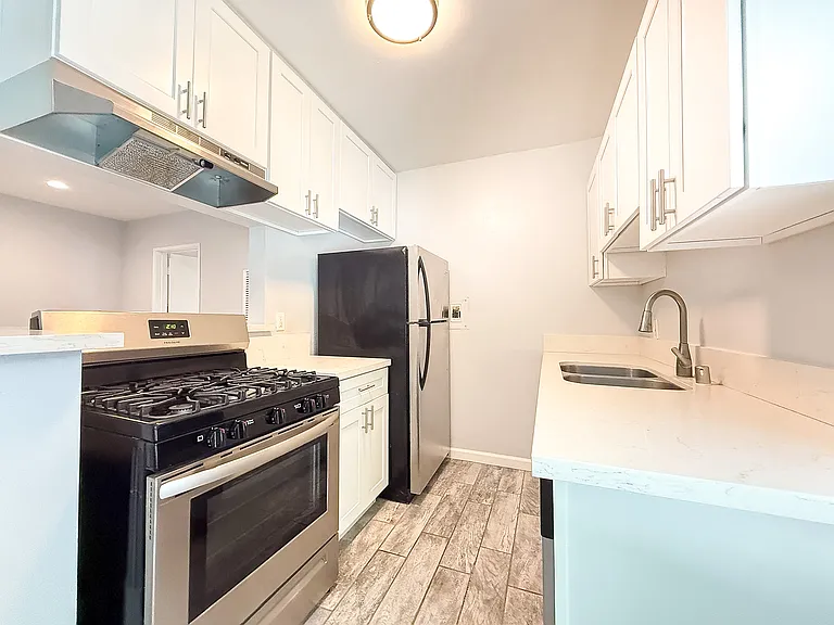 1613 Barry Ave #4 — Photo 7