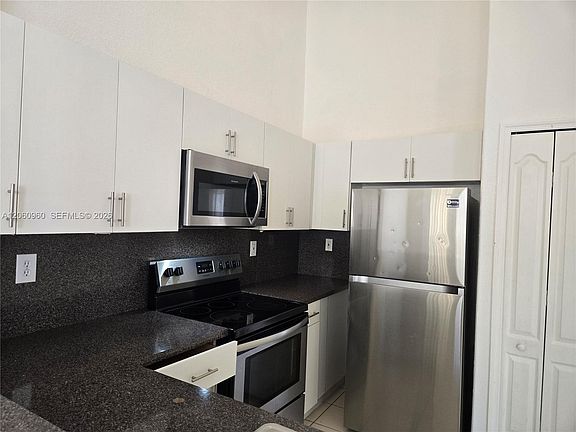 4th image of 2758 SE 17th Ave Unit 203