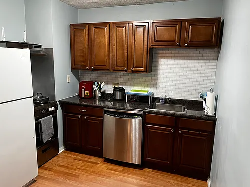 81 Poplar St Photo 1
