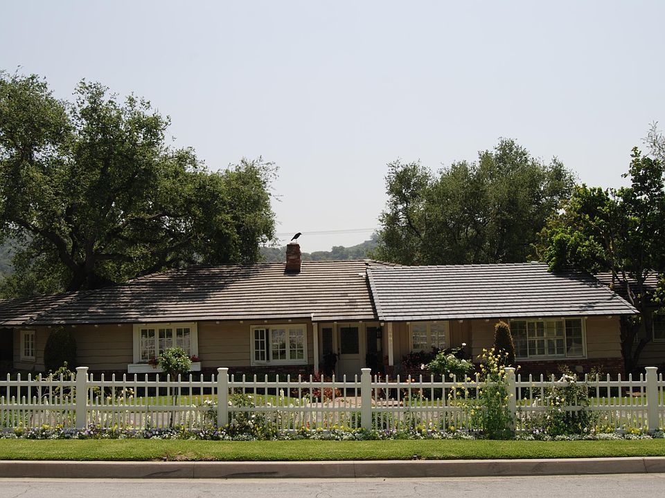 1st image of 1990 Highland Oaks Dr