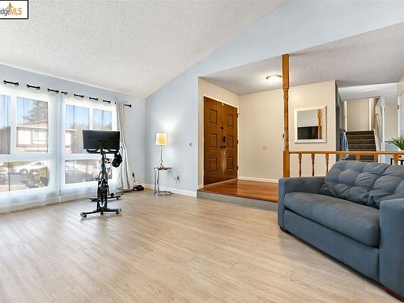 5th image of 2305 Cambridge Dr