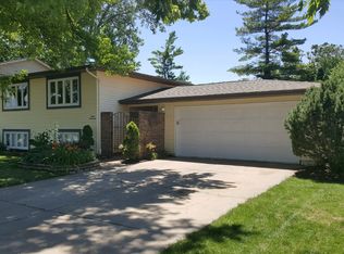 1217 Crow Creek Rd, Bettendorf, IA 52722