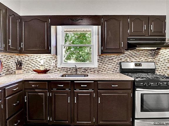 5th image of 37 Sherman Dr