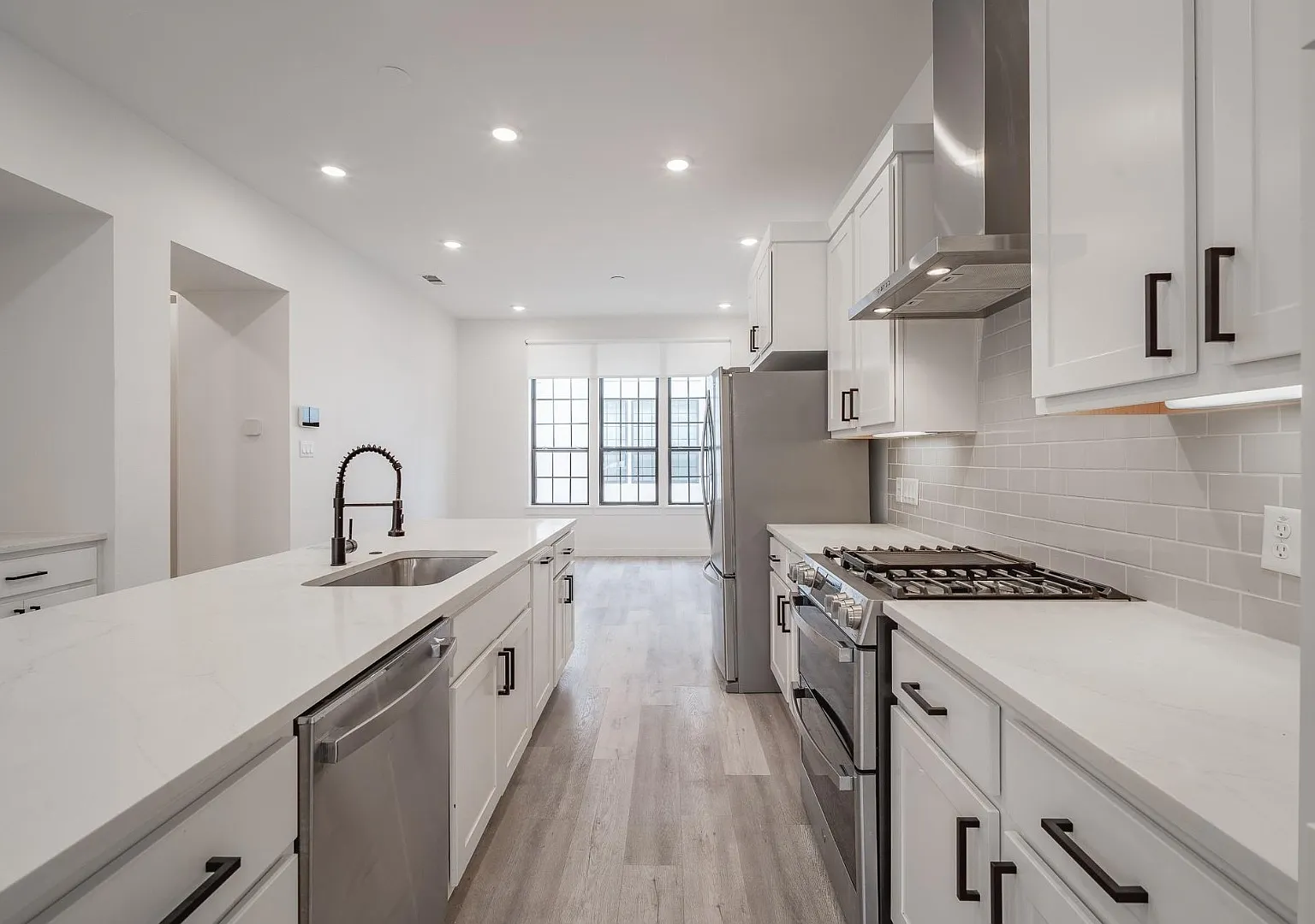 Modern Gated Townhome in Historic Old East Dallas Steps from Lower Greenville — Photo 4