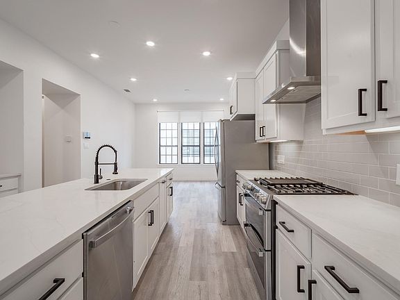 4th image of 4808 San Jacinto St #101