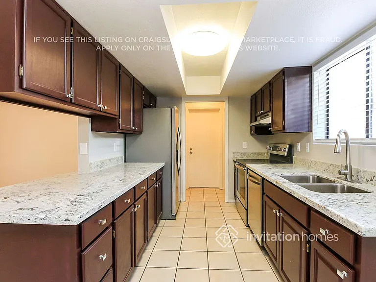1701 N Pleasant Dr — Photo 4