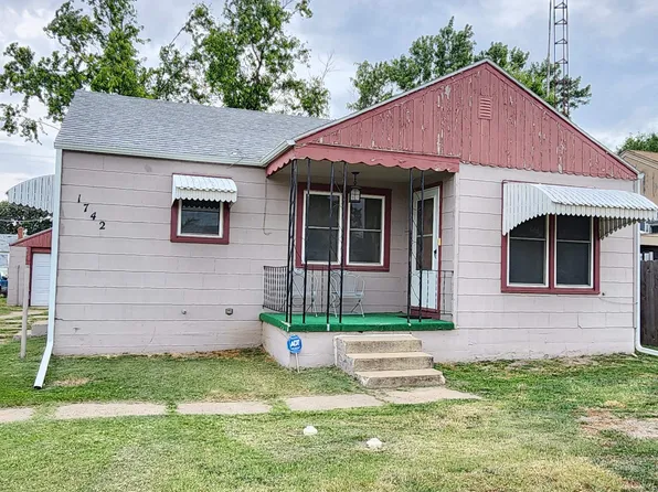 1742 N Maple St, Russell, KS 67665