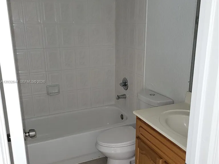 31 NE 13th Ave #5 — Photo 11