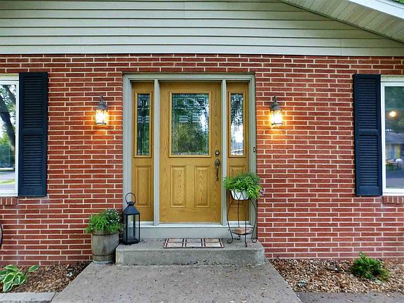 3rd image of 1141 W Briarwood St
