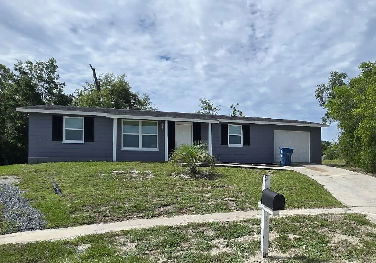 Beautifully updated 2-bedroom, 2-bath single-family home with a bonus room in Spring Hill! — Photo 1