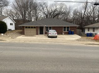 530 S Commercial St, Smithville, MO 64089