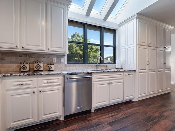 5th image of 15 Didrickson Ln