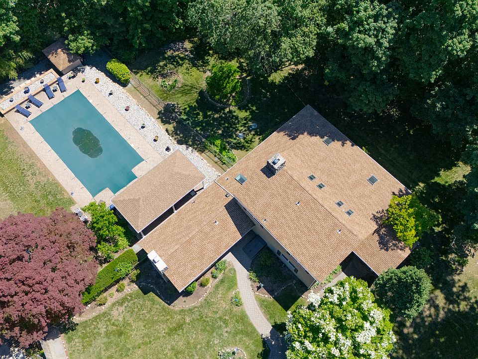 1st image of 8 Crosby Ln