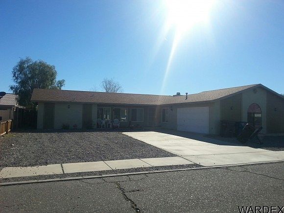 2nd image of 696 Lilac Ln