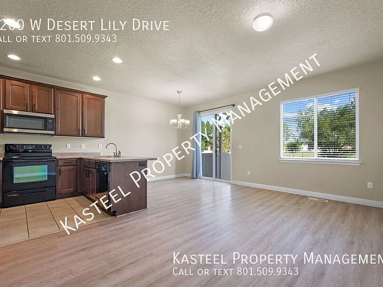 3260 W Desert Lily Dr — Photo 2