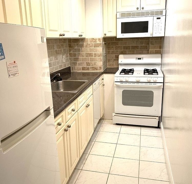 2nd image of 141 E 89th St APT 4G