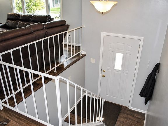 3rd image of 8920 Lakeview Cir