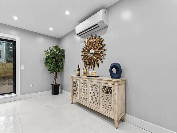 4th image of 1184 Jefferson Ave #1