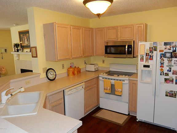 3rd image of 13715 N Richmond Park Dr #403