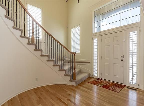 3rd image of 15853 Linden St