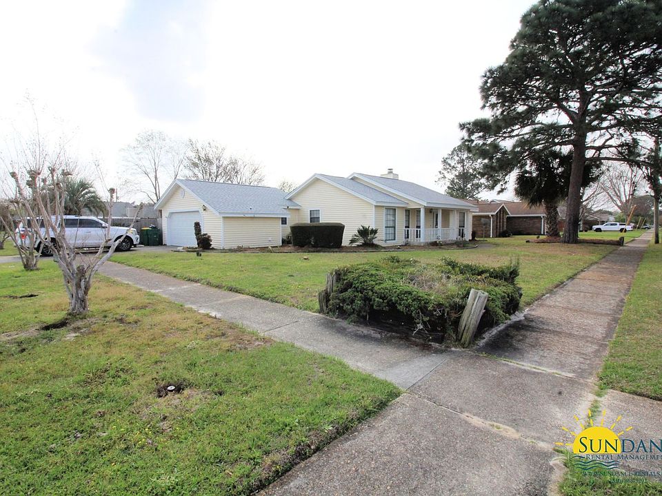 1st image of 390 Dawn Ln