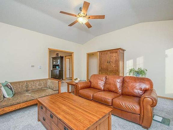 4th image of 930 Woodland Dr