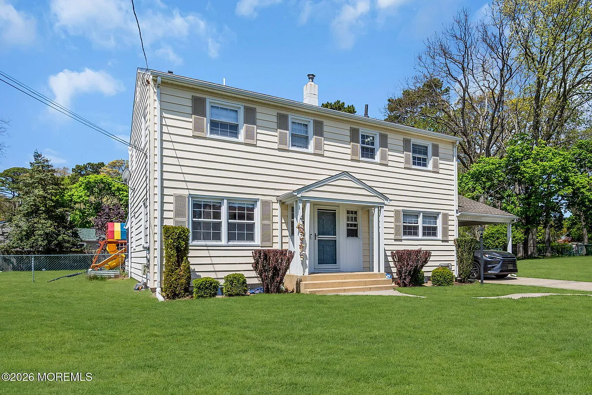 Building Photo - 15 Pinebrook Dr