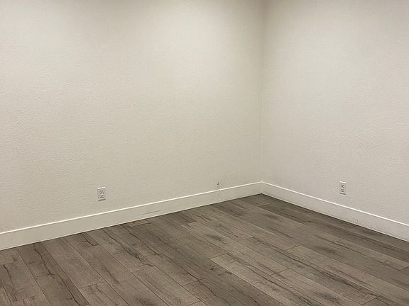 5th image of 14133 Calvert St #12