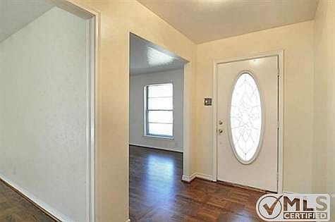 5th image of 700 Hyde Park Dr