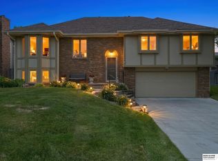 910 Joseph Dr, Papillion, NE 68046
