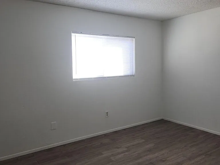 1212 Chelwood Park Blvd NE #4 — Photo 5