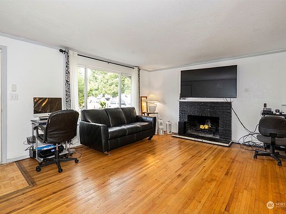 4th image of 7689 NE Broadleaf Court