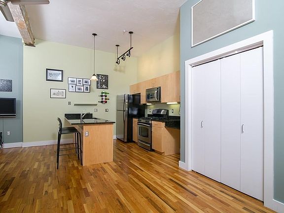 2nd image of 14-17 Willow St #403