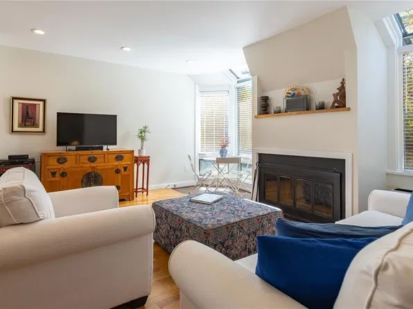 421 Bellevue Ave APT 2D, Newport, RI 02840