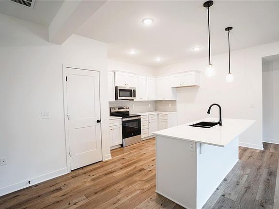 2nd image of 707 Mahogany Ct