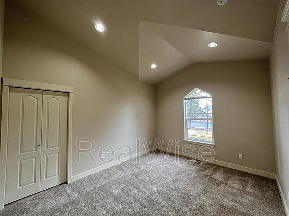 5th image of 835 Nutcracker Dr