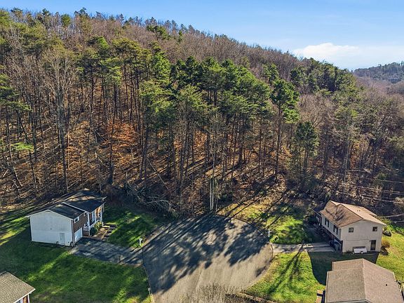 5th image of 17 Echo Glen Dr