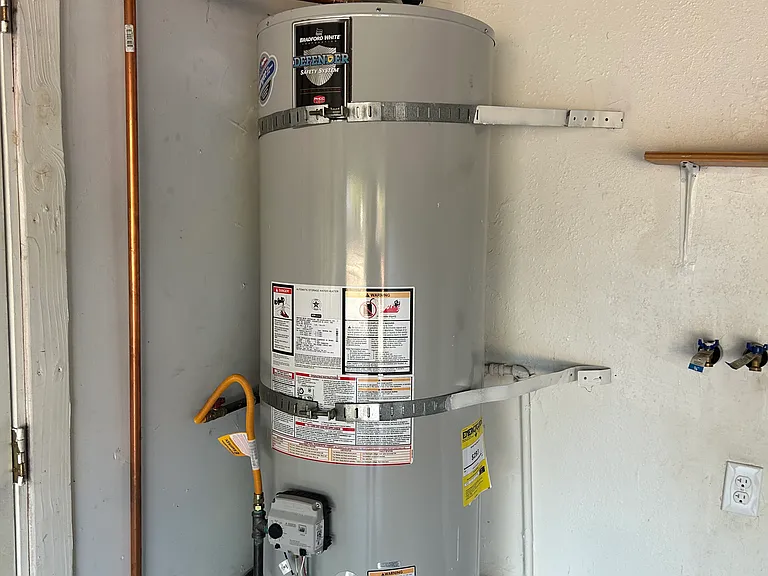 NEWER BRADFORD WHITE WATER HEATER
